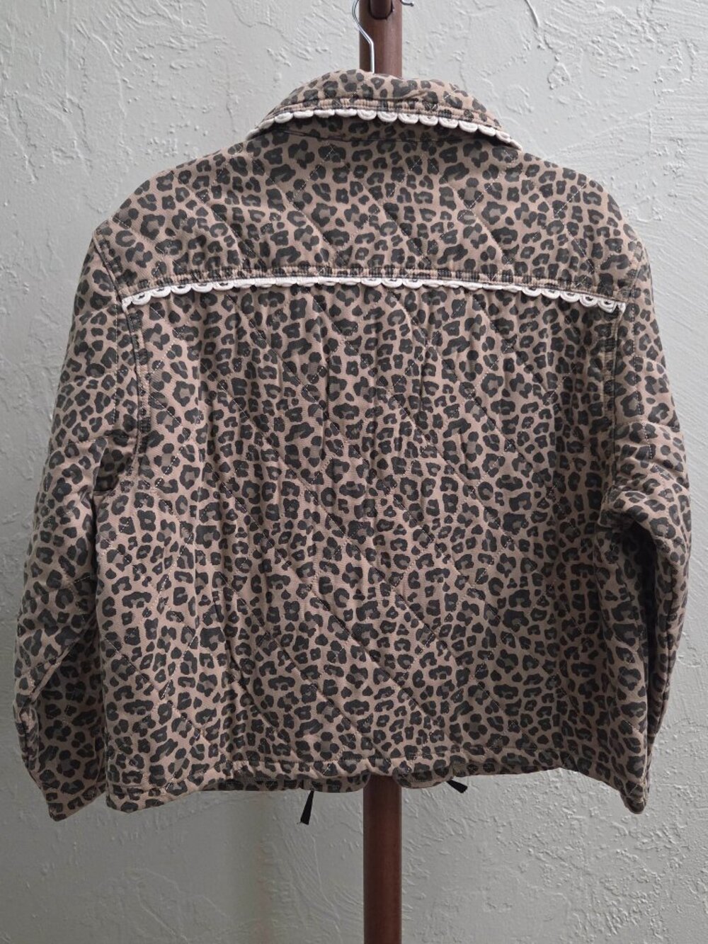 J29. Women's Leopard Quilted Jacket With Ribbon Bow Ties - Picture 3 of 3